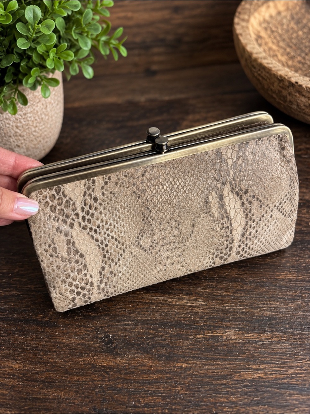 HOBO INTERNATIONAL Lauren Clutch Wallet Neutral Taupe Snake-Texture kisslock